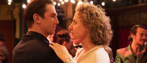 An den Anblick muss man sich wieder gewöhnen: die Ballroom-Szene mit Maren Eggert und Dan Stevens in "Ich bin dein Mensch". 