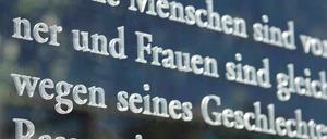 Artikel 3 Grundgesetz: Nur schöne Worte? Gesetze gegen Diskriminierung versuchen das.
