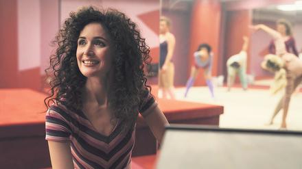 Fame? Sheila Rubin (Rose Byrne) hat die Burgerbuden hinter sich gelassen. Jetzt wird im Aerobic-Studio getanzt und vorgetanzt. 