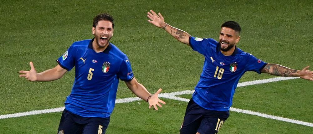 Manuel Locatelli (links) feiert das Führungstor gegen die Schweiz mit Lorenzo Insigne.