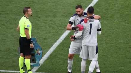 In der 89. Spielminute bringt Roberto Mancini Ersatzkeeper Salvatore Sirigu.