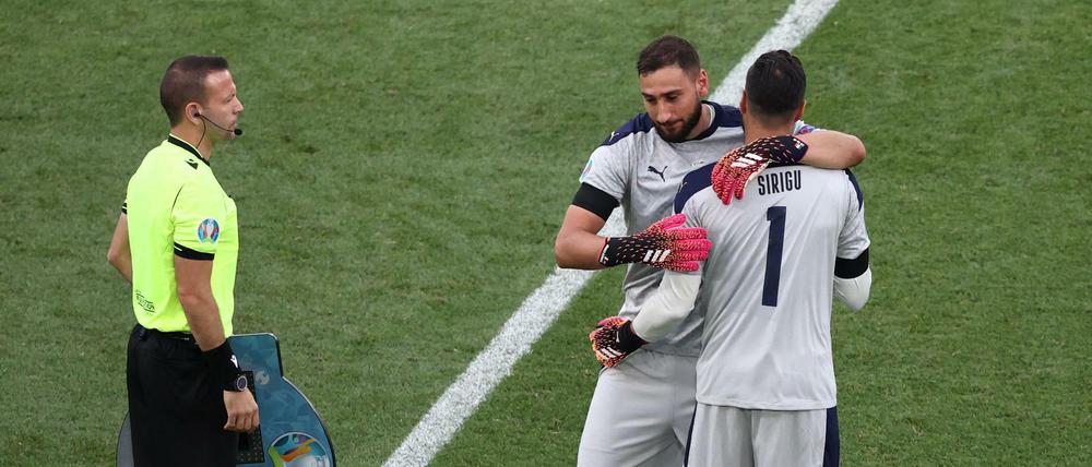 In der 89. Spielminute bringt Roberto Mancini Ersatzkeeper Salvatore Sirigu.