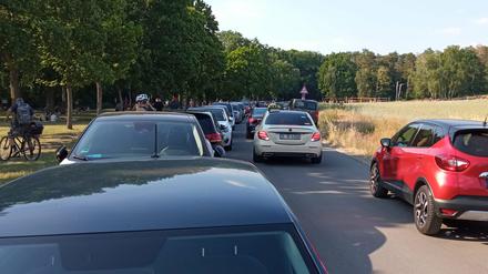 Parkende Autos und Autos im Stau blockieren Rettungswege am Glienicker See.