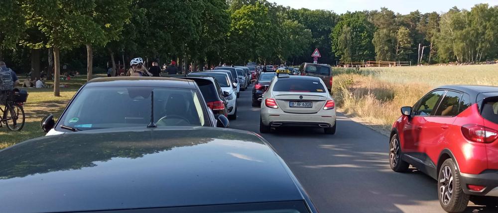 Parkende Autos und Autos im Stau blockieren Rettungswege am Glienicker See.