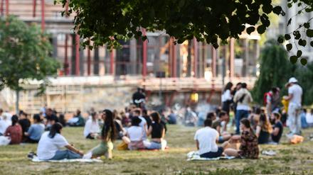 Die Berliner Parks sind beim warmen Wetter gut besucht.