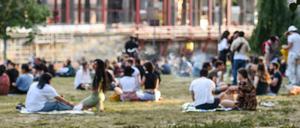 Die Berliner Parks sind beim warmen Wetter gut besucht.