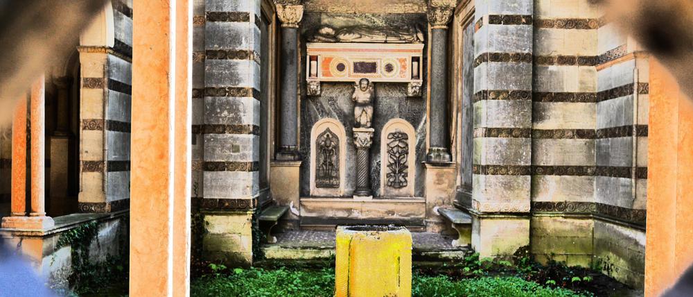 Blicke durch den Zaun in den Klosterhof Schloß Glienicke in Berlin-Wannsee.