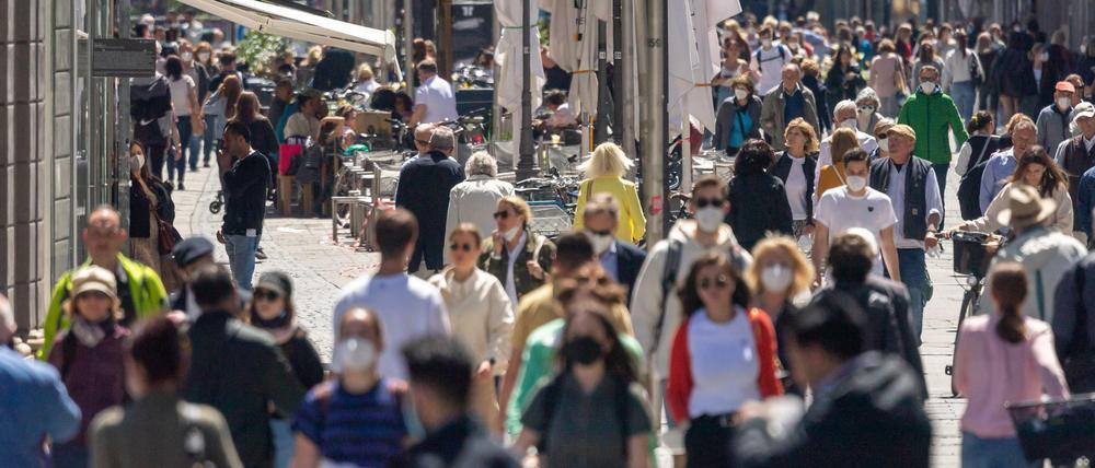 Passanten laufen durch die Fußgängerzone in München.