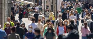 Passanten laufen durch die Fußgängerzone in München.