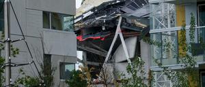 Blick auf ein eingestürztes Gebäudes auf einer Baustelle in der Jos Smolderenstraat im Stadtteil Nieuw Zuid. +