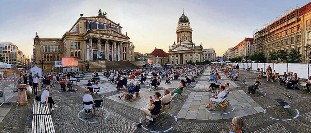 Inseln auf dem Pflaster. „Freischütz“ auf dem Gendarmenmarkt. 
