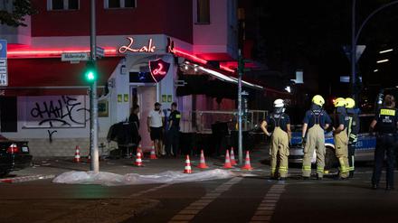 Feuerwehrleute stehen vor dem Lokal in der Müllerstraße. 