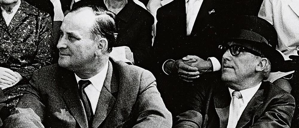 Lockerungsübung. Werner Haftmann (links) und Arnold Bode 1964 bei der Eröffnung der Documenta 3. Der Kunsthistoriker Haftmann war nicht nur Mitglied von NSDAP und SA, sondern auch als Anführer einer militärischen Einheit im Zweiten Weltkrieg an Folterungen beteiligt.