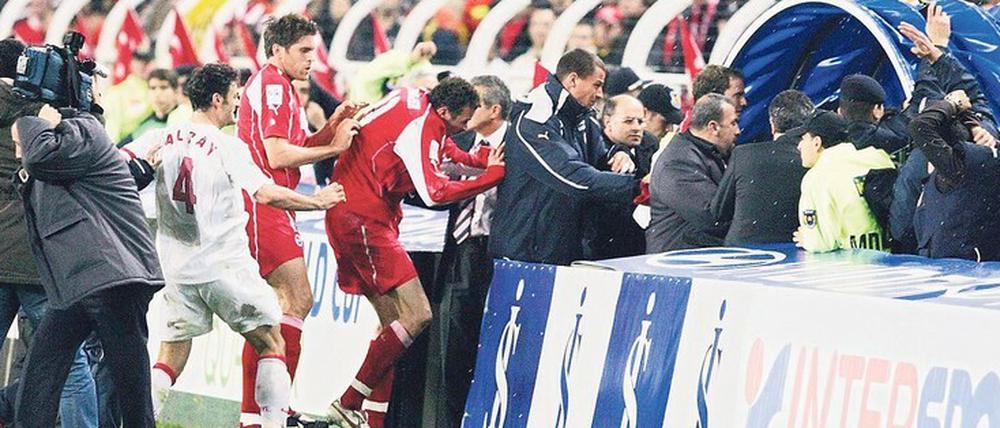 Die Schweizer Spieler (rote Trikots) flüchten nach dem Abpfiff in die Kabinen. 