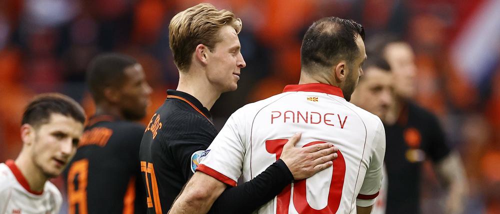 Zwei Generationen. Niederlandes Frenkie de Jong verabschiedet Goran Pandev.