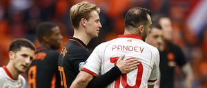 Zwei Generationen. Niederlandes Frenkie de Jong verabschiedet Goran Pandev.