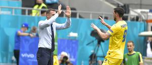Trainer Andrey Schewtschenko freut sich mit seinem Torschützen Yaremchuk.