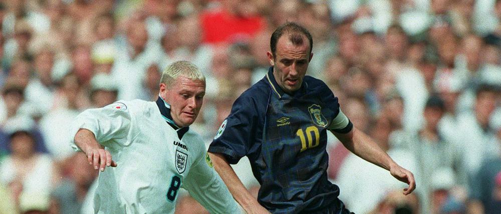 Das englische Enfant terrible Paul Gascoigne (links, hier gegen Schottlands Gary McAllister) schoss bei der EM 1996 das wohl bekannteste Tor im Duell der alten Rivalen. 