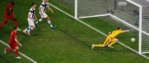 Pechvogel Lukas Hradecky. Vermalen köpft ans Aluminium und der Ball springt erst an den Unterarm des finnischen Keepers und von dort ins Tor.