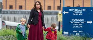 Stella Moris (l-r) steht mit ihren Kindern Gabriel und Max vor dem Belmarsh-Gefängnis.
