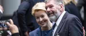 Franziska Giffey (SPD), designierte Regierende Bürgermeisterin von Berlin, steht vor ihrer Wahl und Vereidigung auf der Besuchertribüne neben ihrem Vater im Berliner Abgeordnetenhaus.