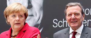 Traumpaar des deutschen Fußballs: Bundeskanzlerin Angela Merkel und ihr Vorgänger Gerhard Schröder. 