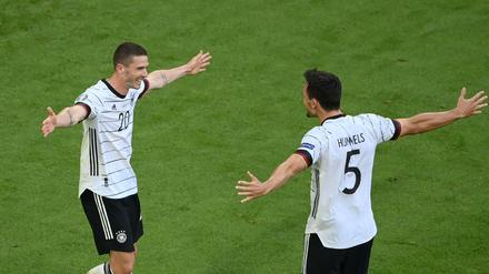 Jugend und Erfahrung: Robin Gosens feiert mit Mats Hummels.