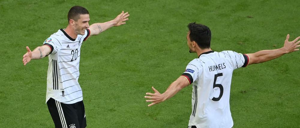 Jugend und Erfahrung: Robin Gosens feiert mit Mats Hummels.