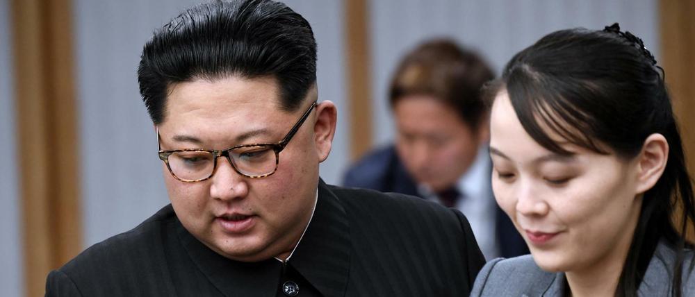 Nordkoreas Machthaber Kim Jong Un und seine Schwester Kim Yo Jong (Archivbild von 2018) 