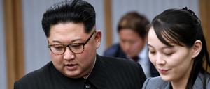 Nordkoreas Machthaber Kim Jong Un und seine Schwester Kim Yo Jong (Archivbild von 2018) 