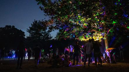 Menschen feiern im Volkspark Hasenheide.