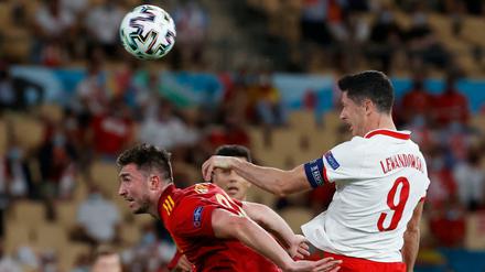 Mit einem kleine Schubser gegen Gegenspieler Laporte verschafft sich Lewandowski den nötigen Platz Kopfball. Kurz später ist der Ball im Tor.