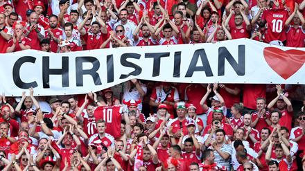 In der zehnten Spielminute erhebt sich das ganze Stadion für Christian Eriksen.