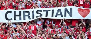 In der zehnten Spielminute erhebt sich das ganze Stadion für Christian Eriksen.