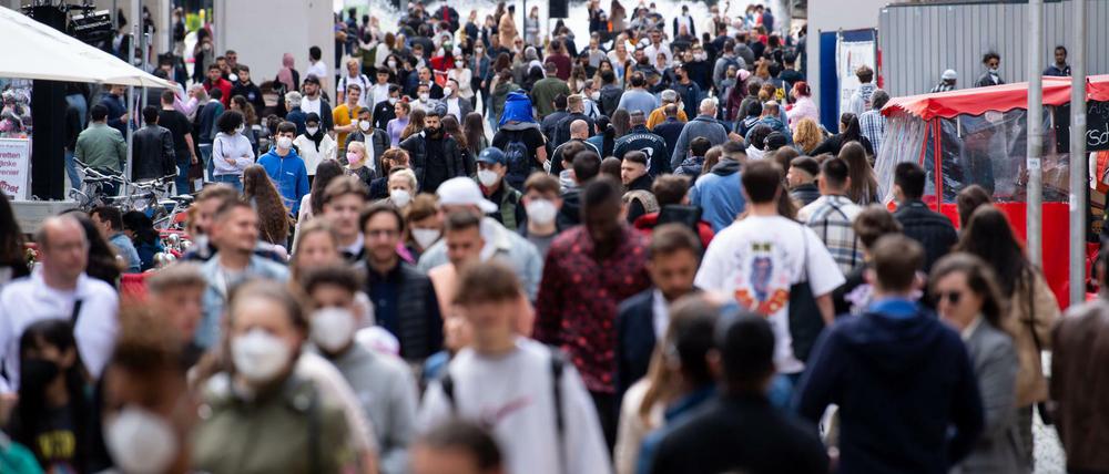 Zahlreiche Menschen spazieren durch die Fußgängerzone in der Innenstadt.