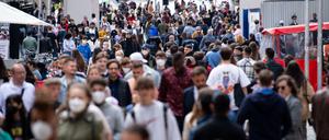 Zahlreiche Menschen spazieren durch die Fußgängerzone in der Innenstadt.