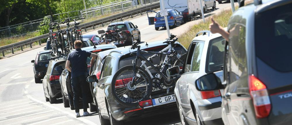 Vor der Peenebrücke von Wolgast auf der Insel Usedom stehen Fahrzeuge im Stau. 