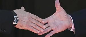 Mit einem Handschlag begann das Gipfeltreffen von Wladimir Putin und Joe Biden in Genf.