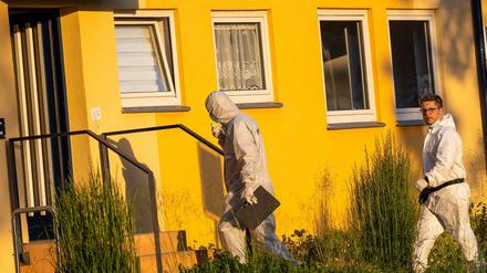 Mitarbeiter der Spurensicherung der Polizei betreten einen Tatort. In Espelkamp sind nach Angaben der Bielefelder Polizei zwei Menschen erschossen worden.