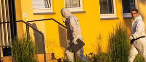Mitarbeiter der Spurensicherung der Polizei betreten einen Tatort. In Espelkamp sind nach Angaben der Bielefelder Polizei zwei Menschen erschossen worden.