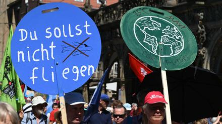 Das elfte Gebot? Plakat bei einer Großdemonstration in Bremen für mehr Klimaschutz 