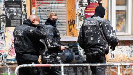 Die Gewalt brund um das Haus in der Rigaer Straße 94 in Berlin-Friedrichshain ist seit Jahrzehnten ein ungelöstes Problem. 
