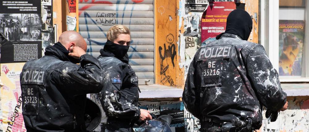 Die Gewalt brund um das Haus in der Rigaer Straße 94 in Berlin-Friedrichshain ist seit Jahrzehnten ein ungelöstes Problem. 