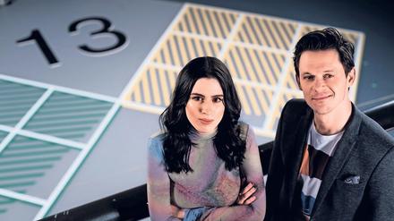 Auf die Plätze, fertig, los! Salwa Houmai und Jo Schück moderieren abwechselnd das Format „13 Fragen“ bei Youtube und ZDFneo. Bei der Ausgabe am Sonntag heißt das strittige Thema: „Diversity for future! Brauchen wir eine Migrationsquote?“ Foto: David Biene/ZDF