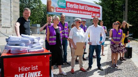 Kultursenator Klaus Lederer (Die Linke ,l) bei der öffentlichen Übergabe der Unterschriften.
