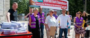 Kultursenator Klaus Lederer (Die Linke ,l) bei der öffentlichen Übergabe der Unterschriften.