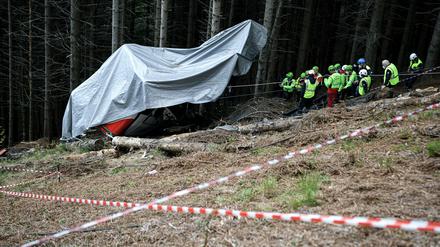 Einsatzkräfte des italienischen Bergrettungsdienstes arbeiten nach dem Absturz der Seilbahngondel an der Unfallstelle in Stresa.