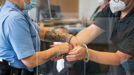 Der 29-jährige Krankenpfleger (r.) muss sich wegen mehrfachen versuchten Mordes verantworten.