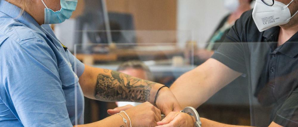 Der 29-jährige Krankenpfleger (r.) muss sich wegen mehrfachen versuchten Mordes verantworten.