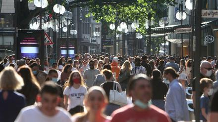 Die Schildergasse in der Innenstadt von Köln ist wieder gut besucht.